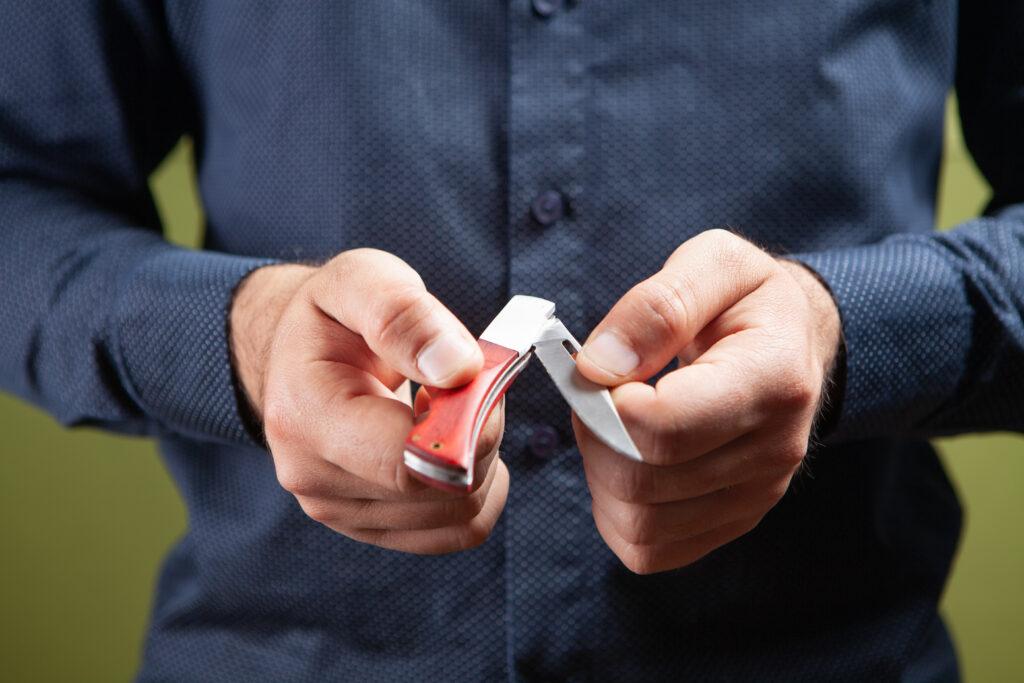 Kein Dienstunfall - Verletzung durch privates Klappmesser
