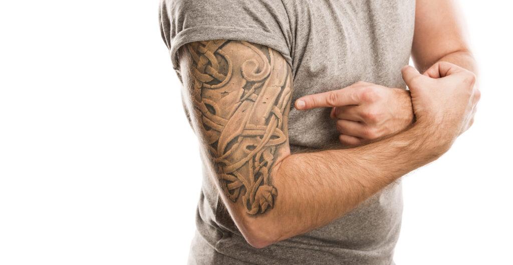 Problem Tattoos bei Beamtinnen und Beamten! – Einstellung eines tätowierten Bewerbers in den Polizeivollzugsdienst
