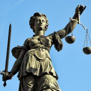 Justitiabrunnen mit Bronzestatue der römischen Gerechtigkeitsgöttin auf dem Römerberg in Frankfurt am Main